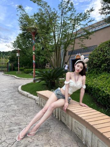 AI短剧首发《压抑的主妇》